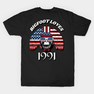 Bigfoot loves America and People born in 1991 T-Shirt